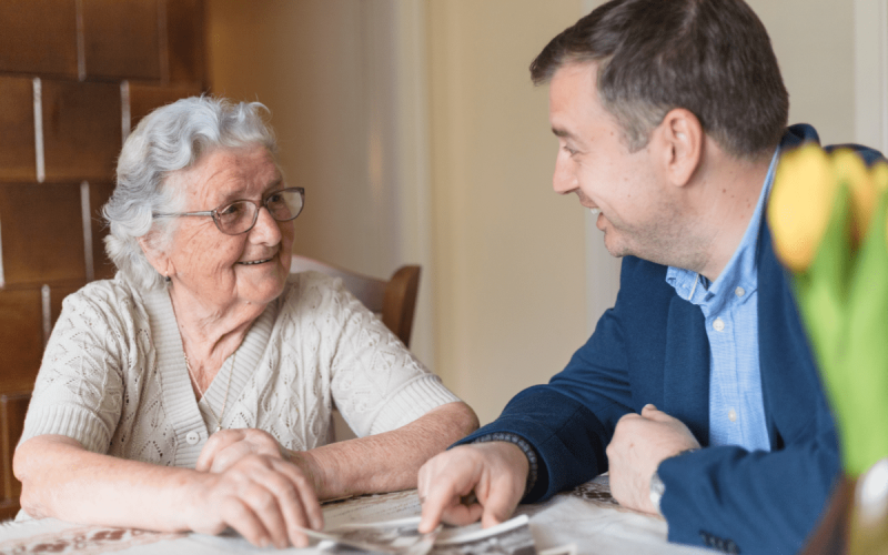 Gespräch zwischen Pfleger und älterer Dame